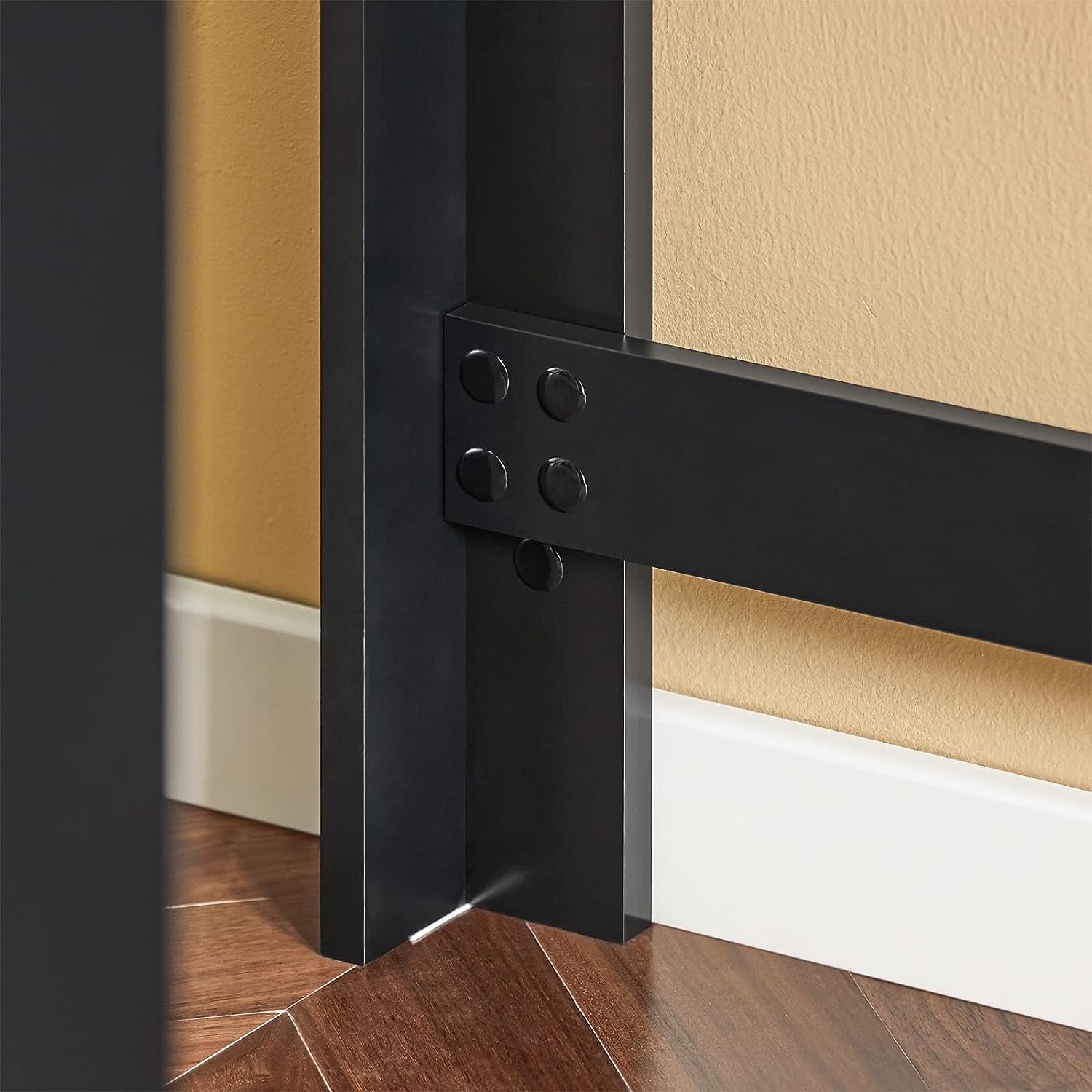 Valgomasis/ baro stalas su 3 pakopų laikymo lentyna.