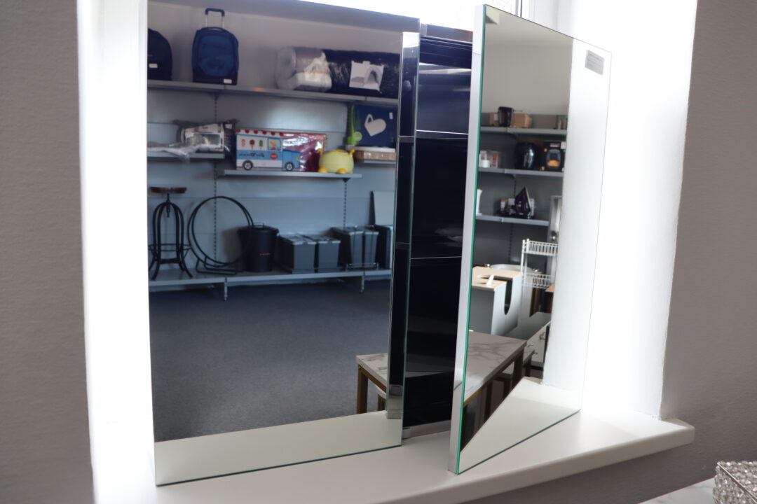 Nerūdyjančio plieno, veidrodinė vonios spintelė.