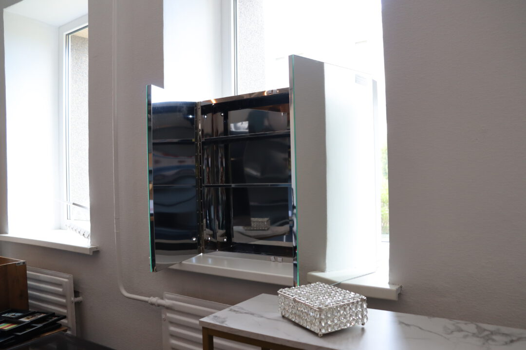 Nerūdyjančio plieno, veidrodinė vonios spintelė.