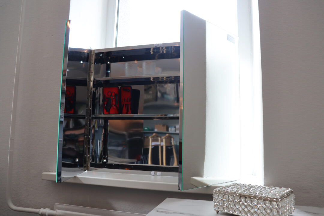 Nerūdyjančio plieno, veidrodinė vonios spintelė.