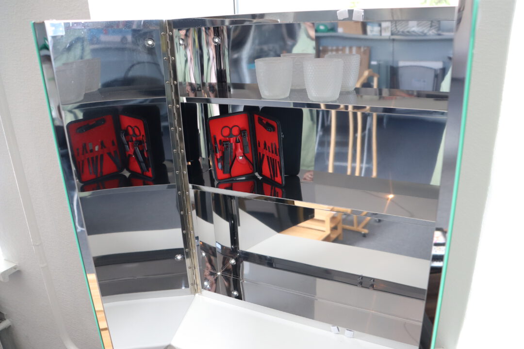 Nerūdyjančio plieno, veidrodinė vonios spintelė.