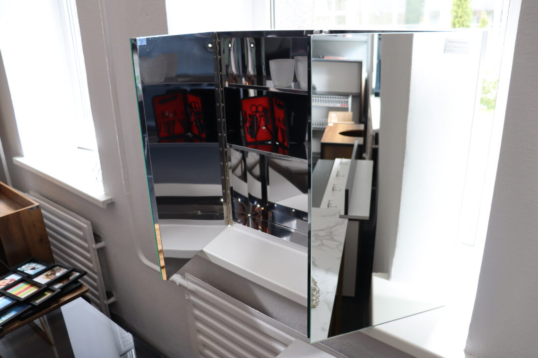 Nerūdyjančio plieno, veidrodinė vonios spintelė.