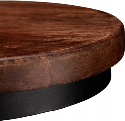 Stilinga pramoninės išvaizdos baro kėdė.