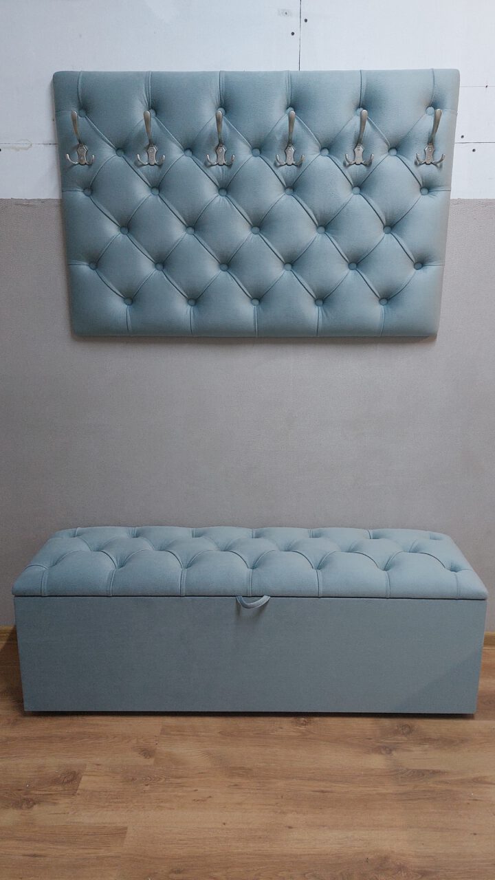 Batų dėžės,pufai,rūbų kabyklos.