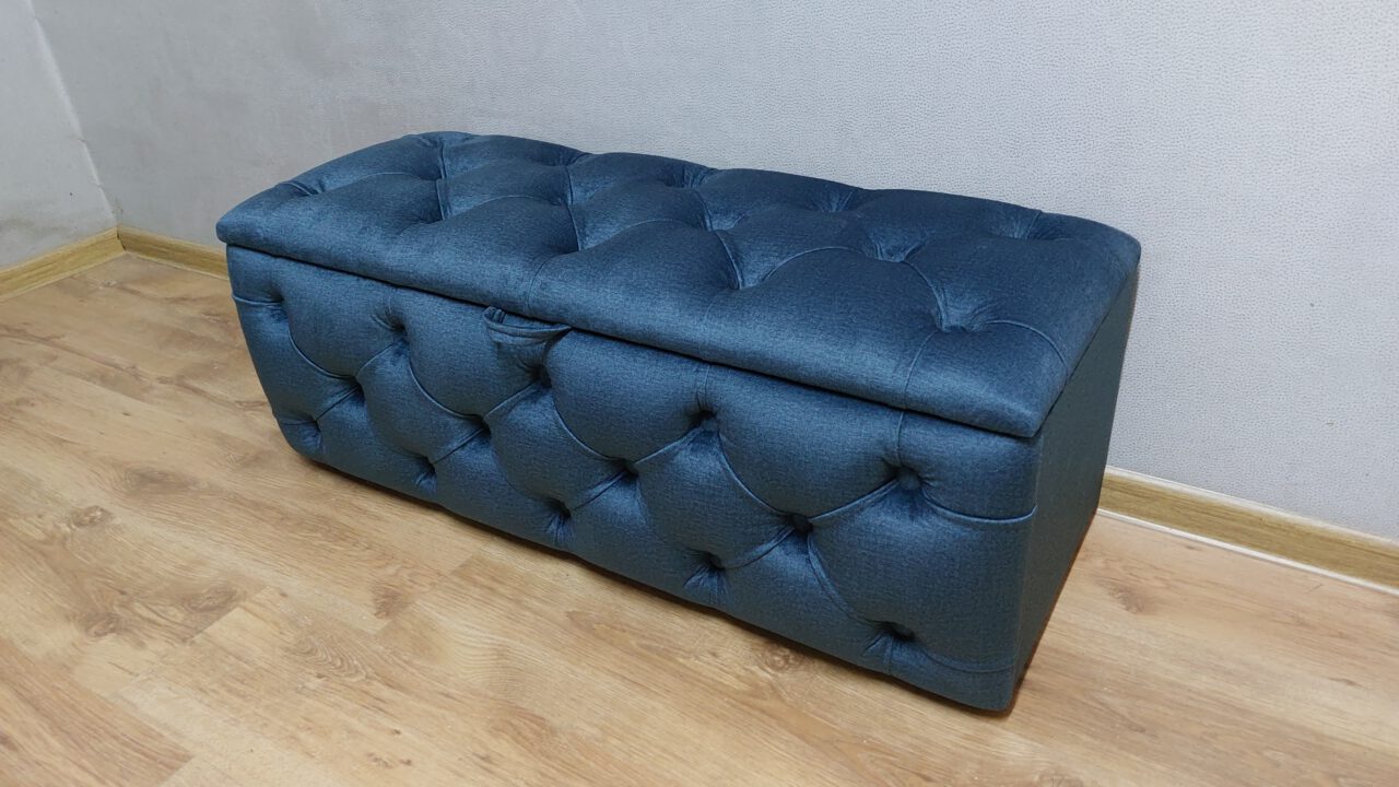 Batų dėžės,pufai,rūbų kabyklos.