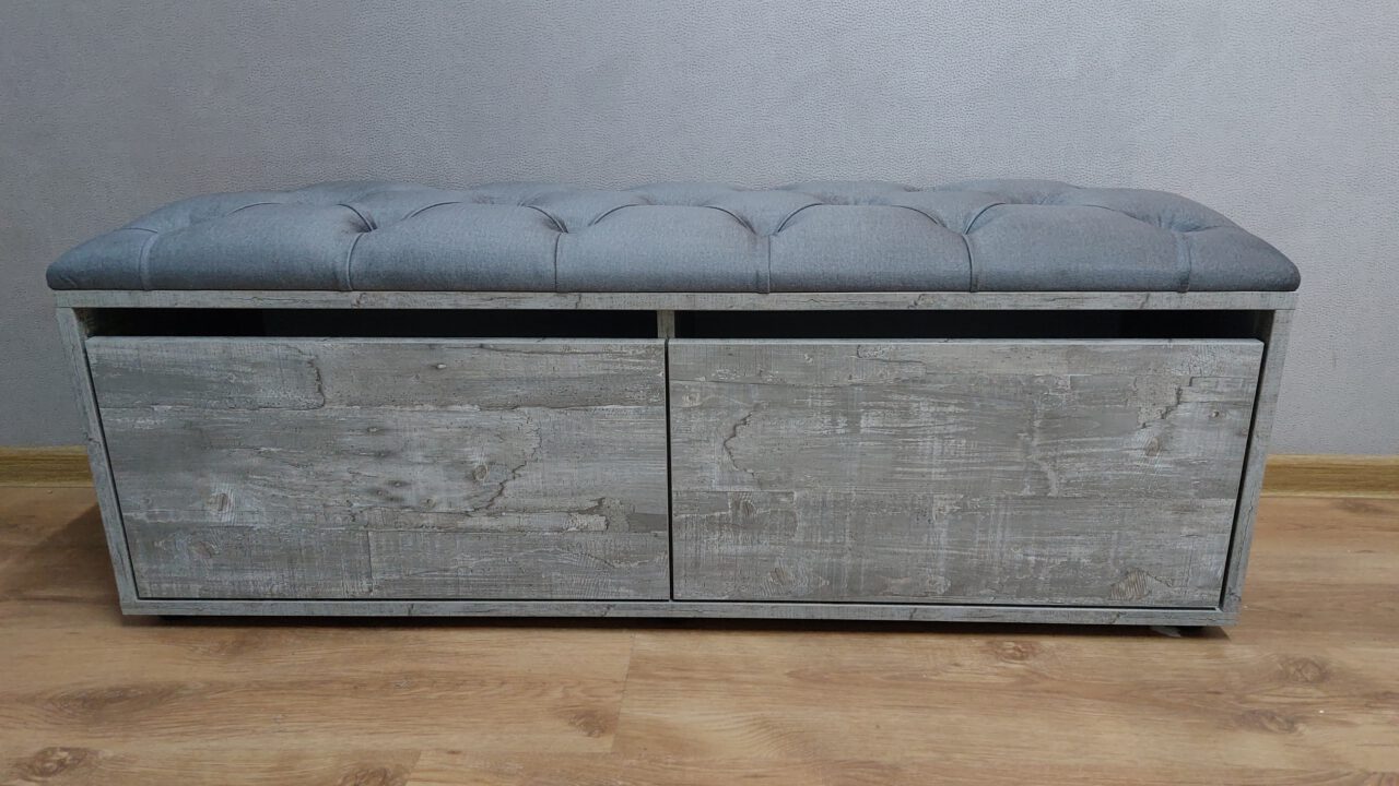 Batų dėžės,pufai,rūbų kabyklos.