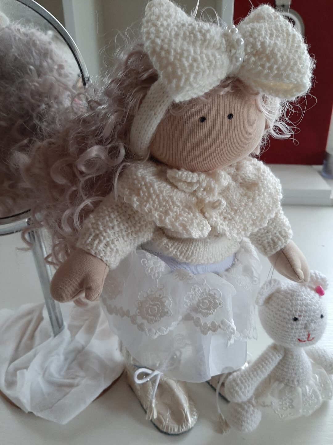 Rankų darbo lėlės, megzti žaislai ir kiti mezginiai vaikams.