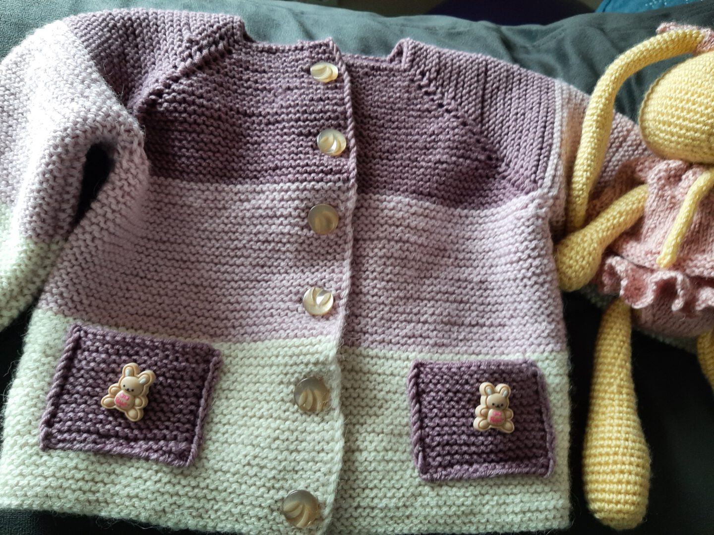 Rankų darbo lėlės, megzti žaislai ir kiti mezginiai vaikams.