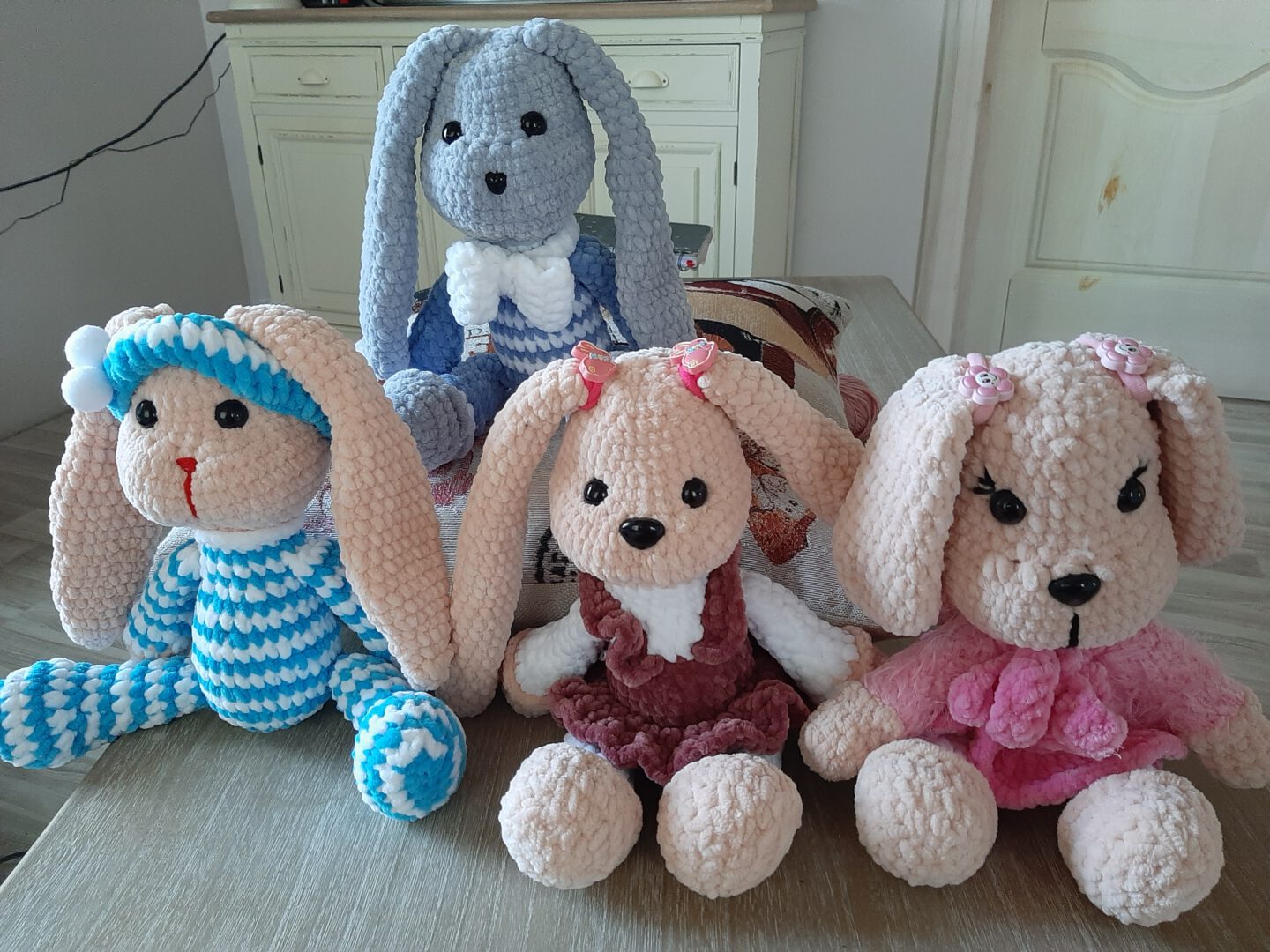 Rankų darbo lėlės, megzti žaislai ir kiti mezginiai vaikams.