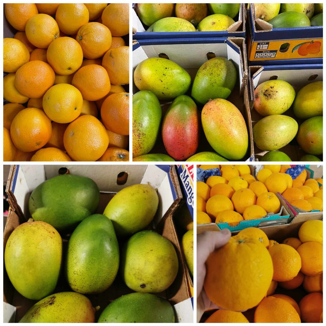 Apelsinai ir mangai dėžėmis