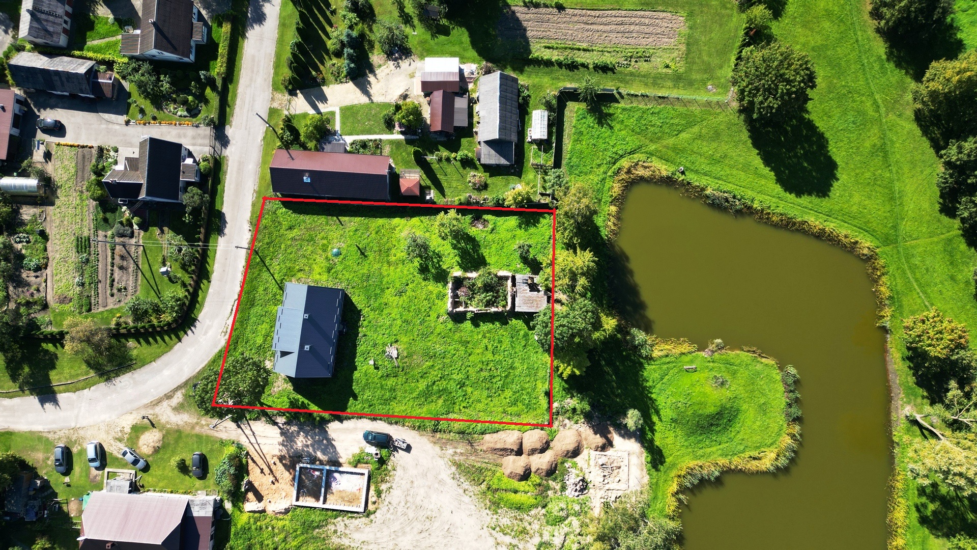 Parduodamas namas šalia tvenkinio