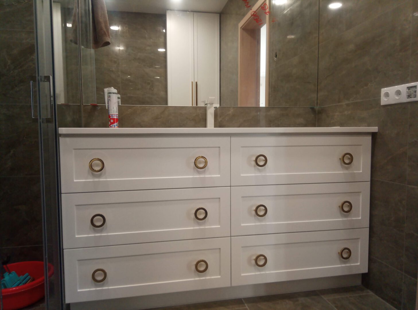 Gaminame baldus (virtuvės, prieškambario, spintas stumdomom ar varstomom durim, lovas, komodas, biuro baldus, lentynas, prekybinius )