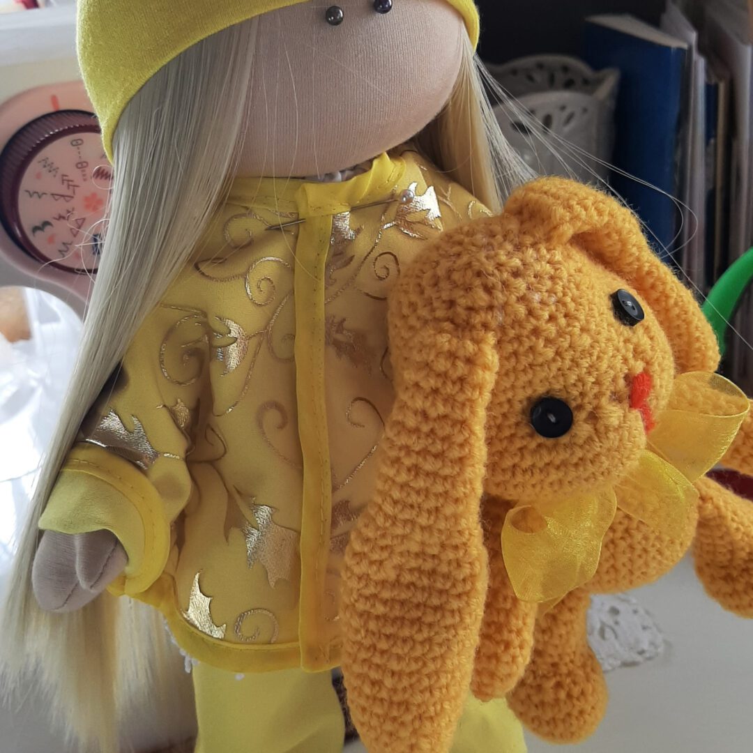 Rankų darbo lėlės, megzti žaislai ir kiti mezginiai vaikams.
