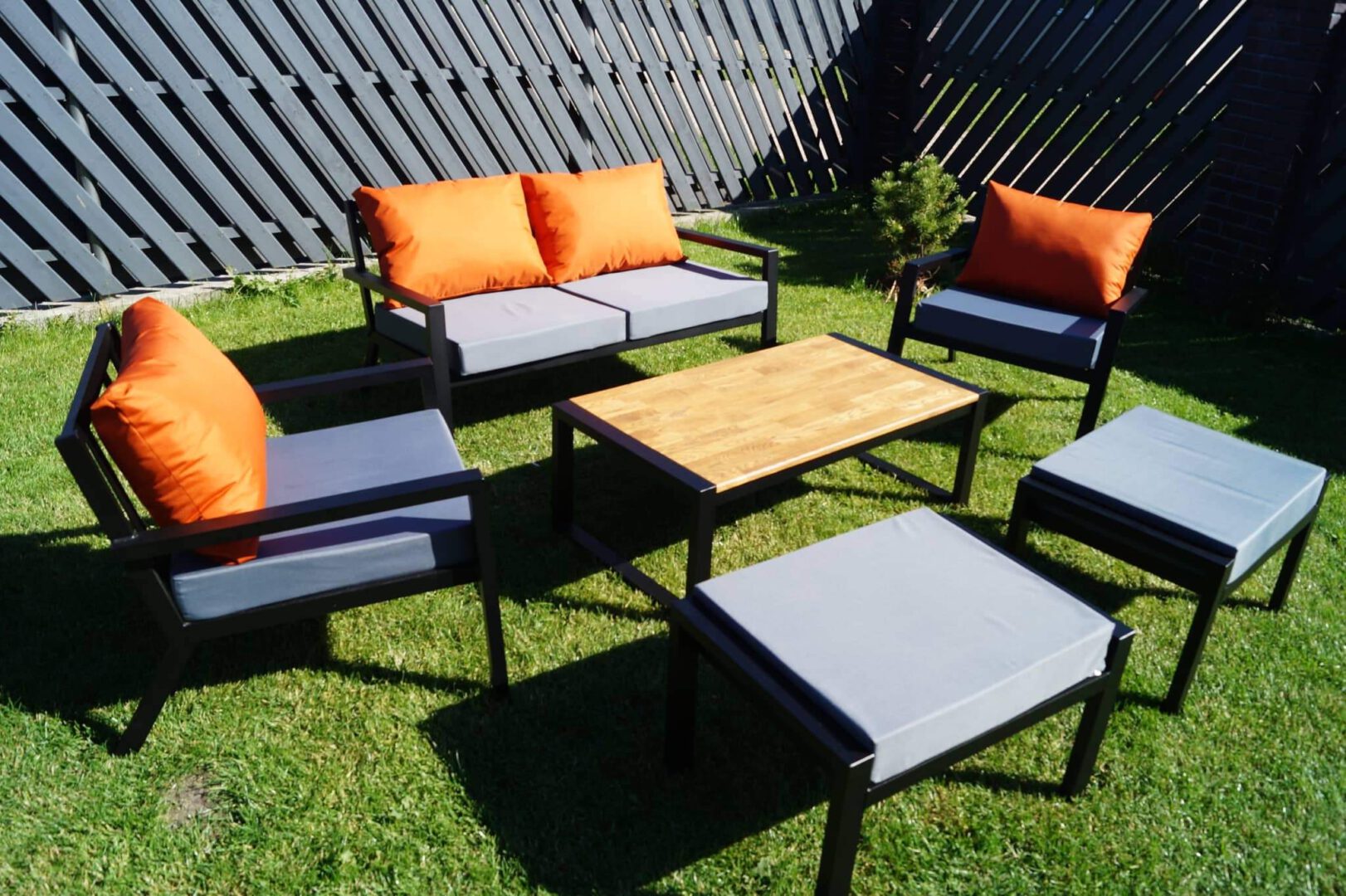 Lauko baldų, gultų paminkštinimų, užuolaidų siuvimas.