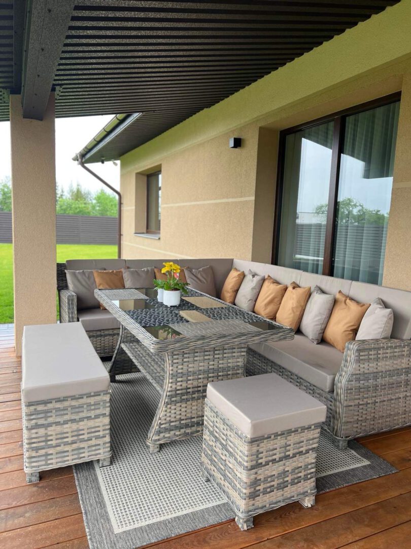 Lauko baldų, gultų paminkštinimų, užuolaidų siuvimas.