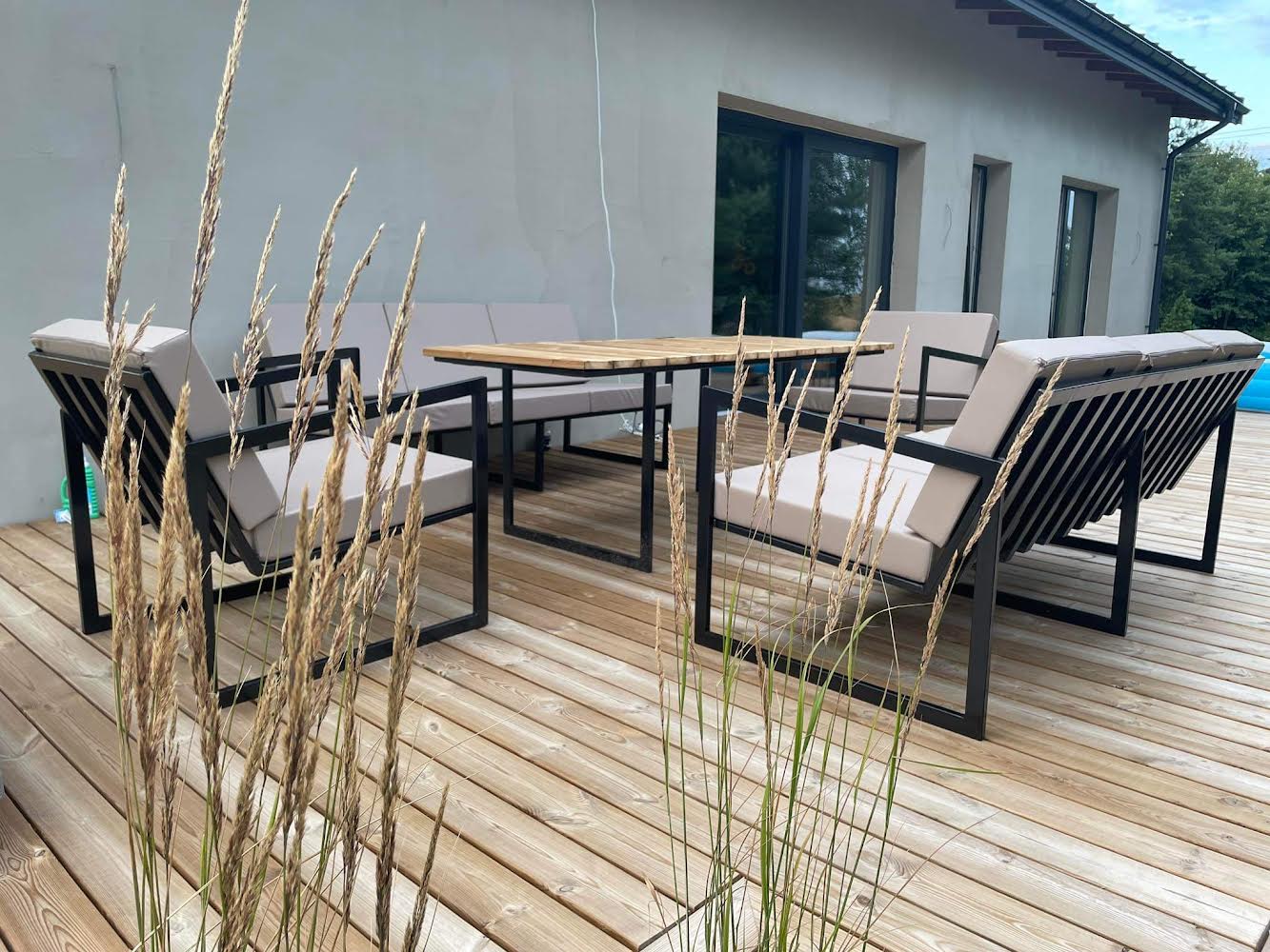 Lauko baldų, gultų paminkštinimų, užuolaidų siuvimas.