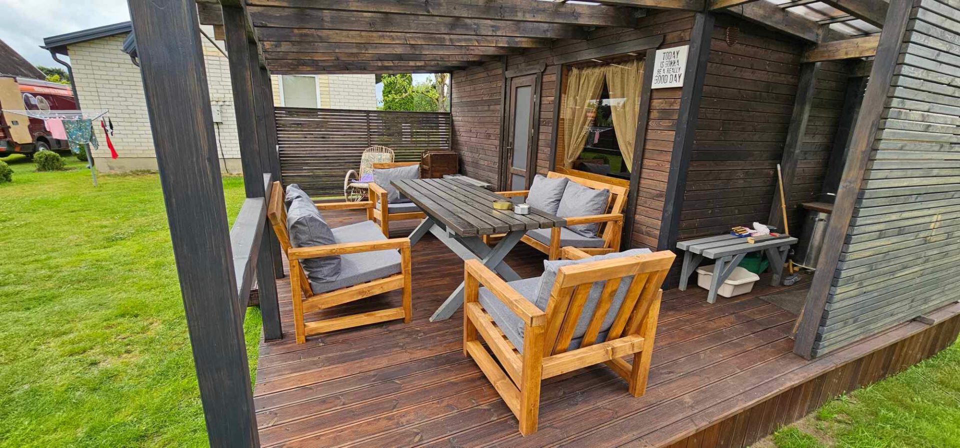 Lauko baldų, gultų paminkštinimų, užuolaidų siuvimas.