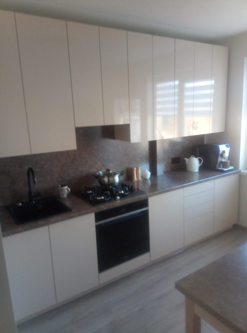 Gaminame baldus (virtuvės, prieškambario, spintas stumdomom ar varstomom durim, lovas, komodas, biuro baldus, lentynas, prekybinius )