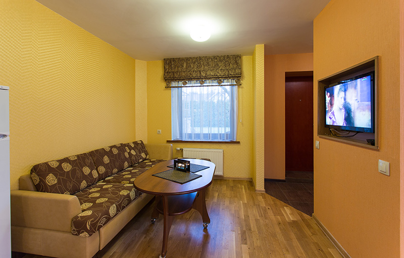 1 KAMBARIO APARTAMENTAI SU ATSKIRU ĮĖJIMU, 1 AUKŠTE, Druskininkai