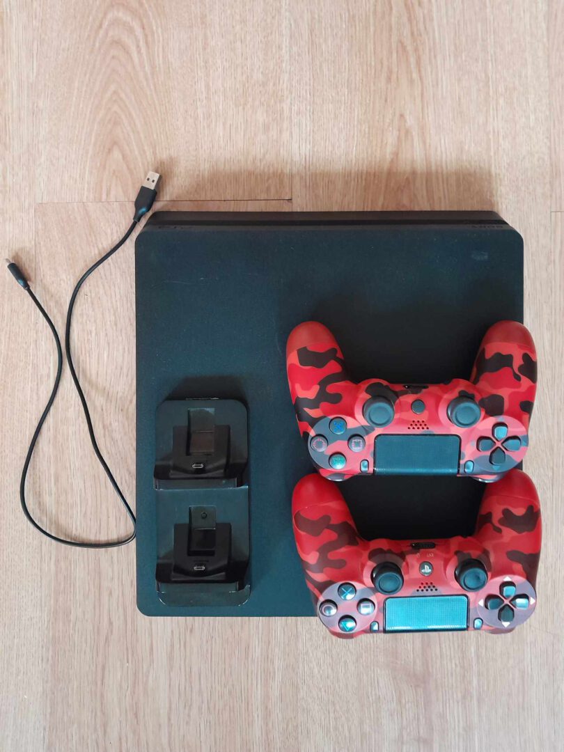 Playstation 4 Slim 1TB bei priedai