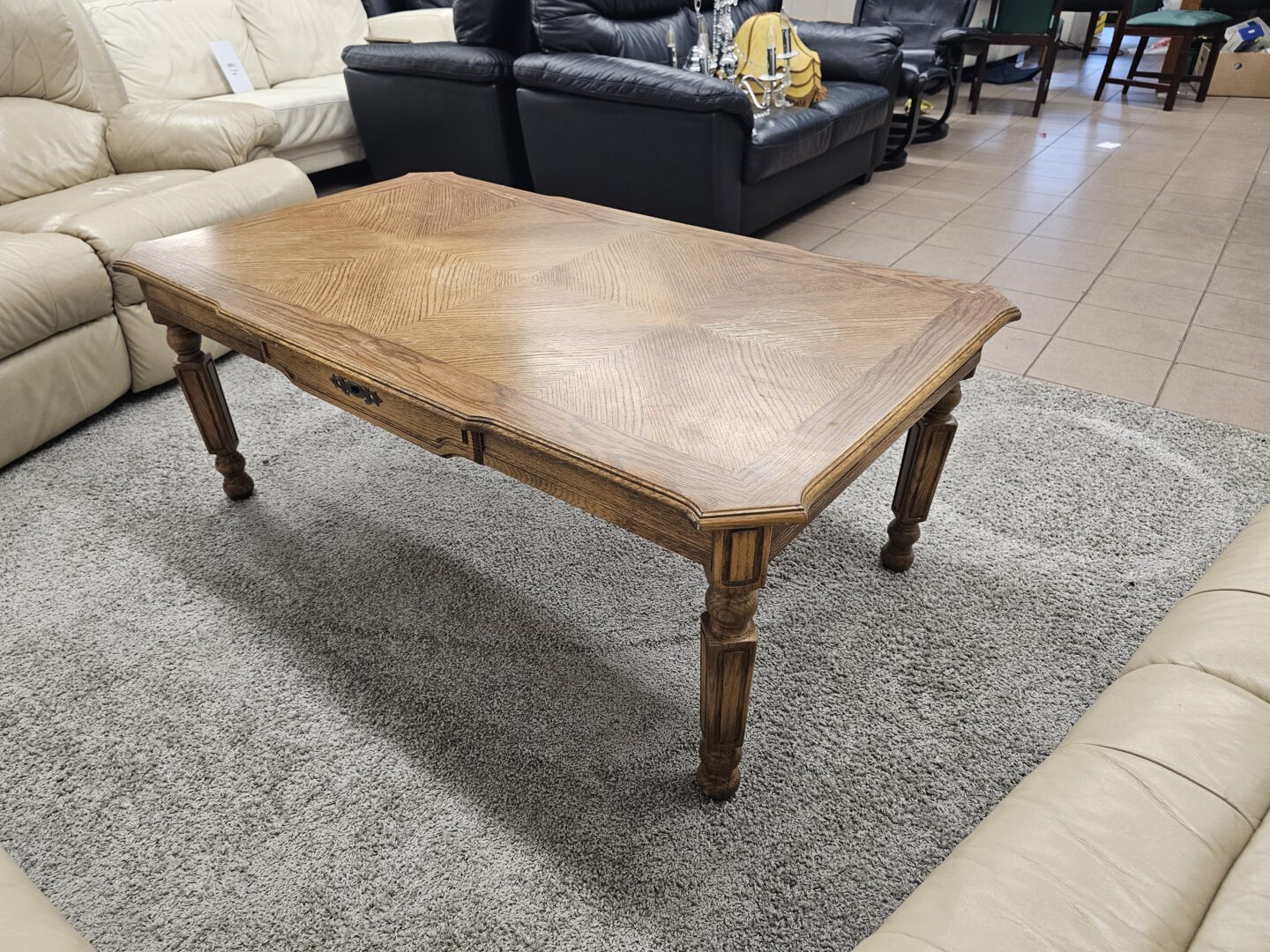 Kavos staliukas su stalčiukais