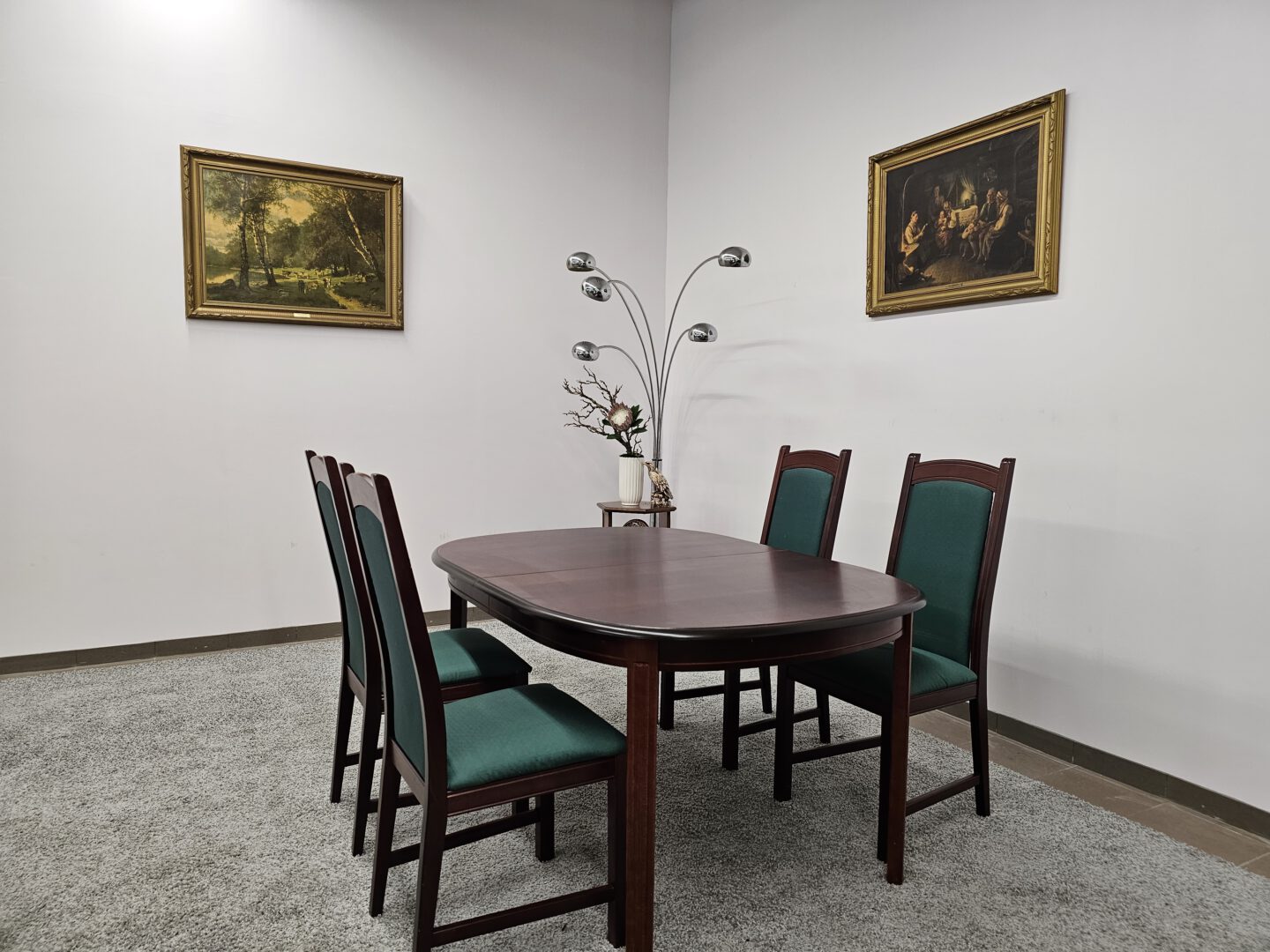 Didelis Valgomojo Stalas Su 4 Kėdėmis