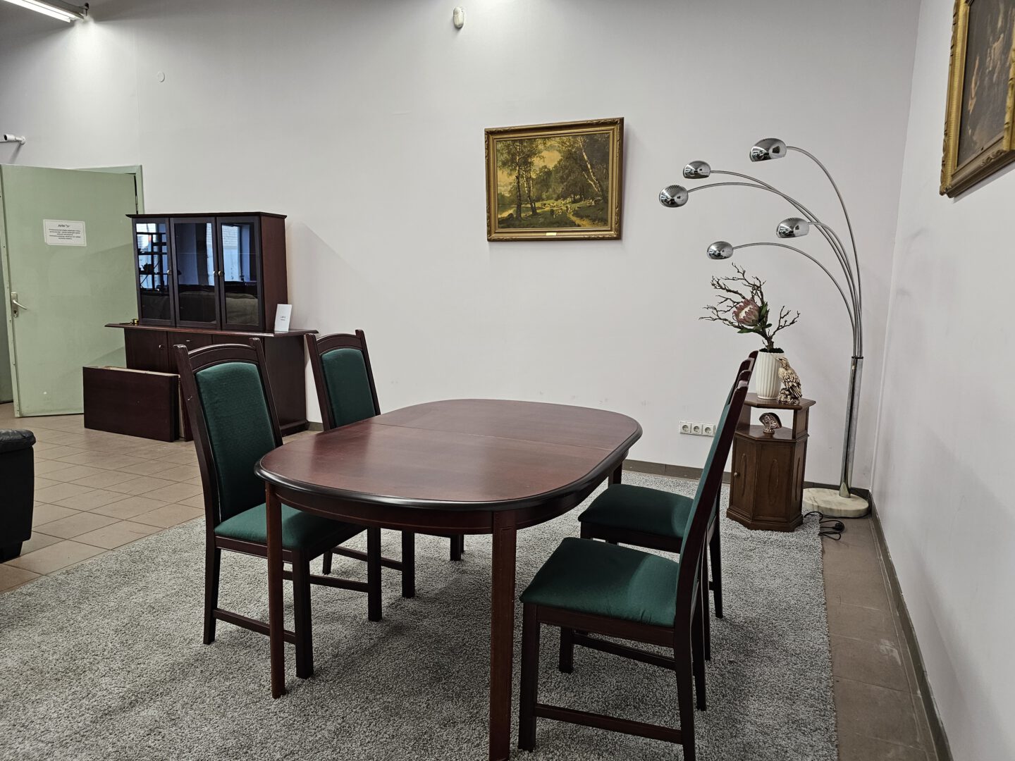 Didelis Valgomojo Stalas Su 4 Kėdėmis