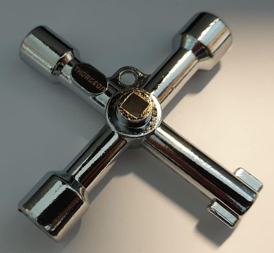 Universalus raktas elektros skydinėms