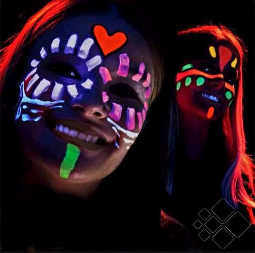 Šviečiančios tamsoje prie UV apšvietimo išsukamos kreidelės piešimui ant veido MASKUP