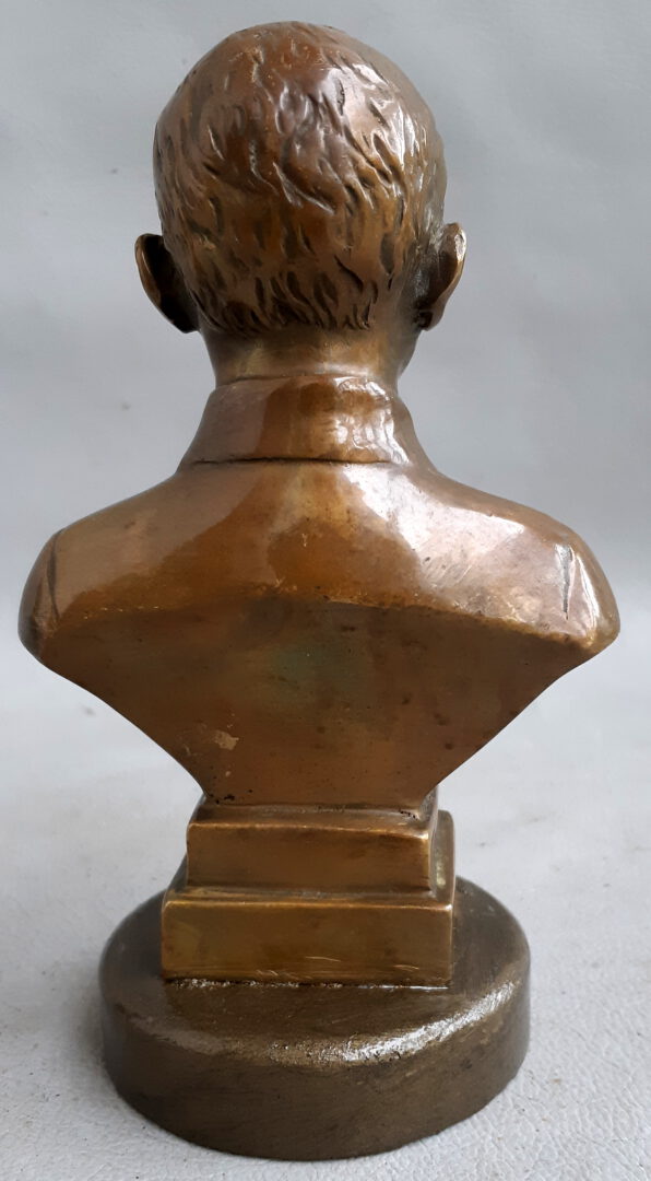 Bronziniai biustai statūlos skulptūros