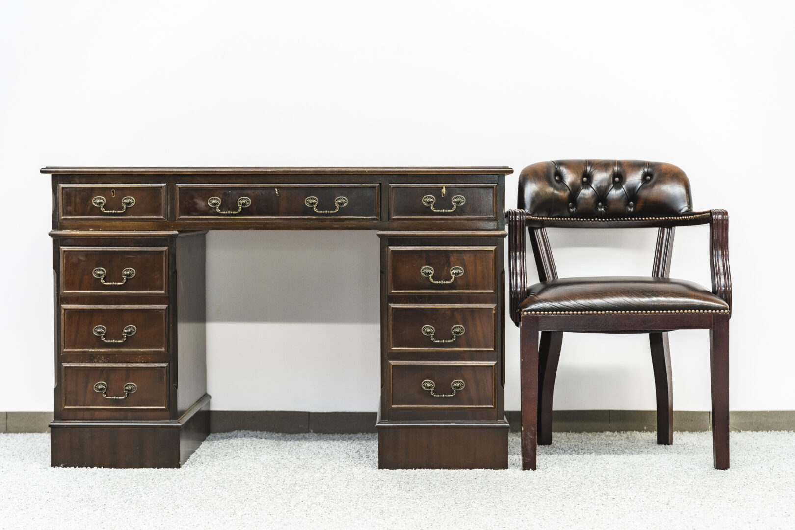 Vintažinis Stalas Su Chesterfield Kėde