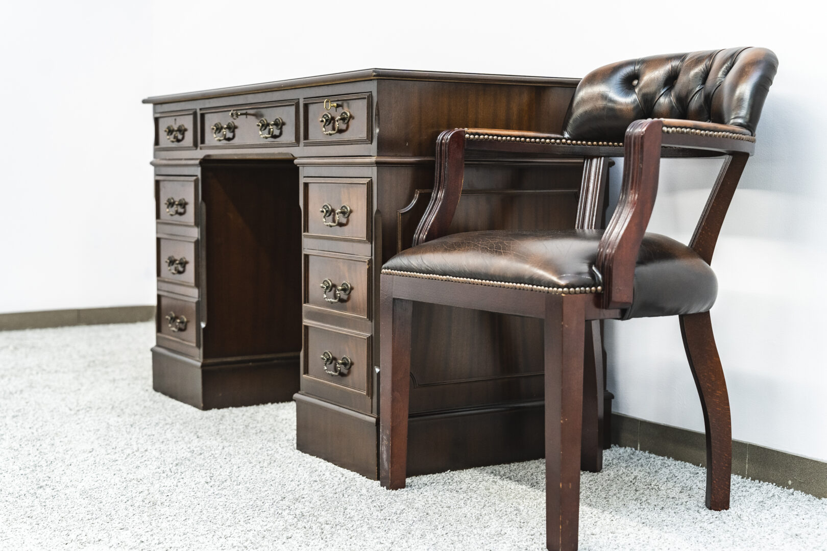 Vintažinis Stalas Su Chesterfield Kėde