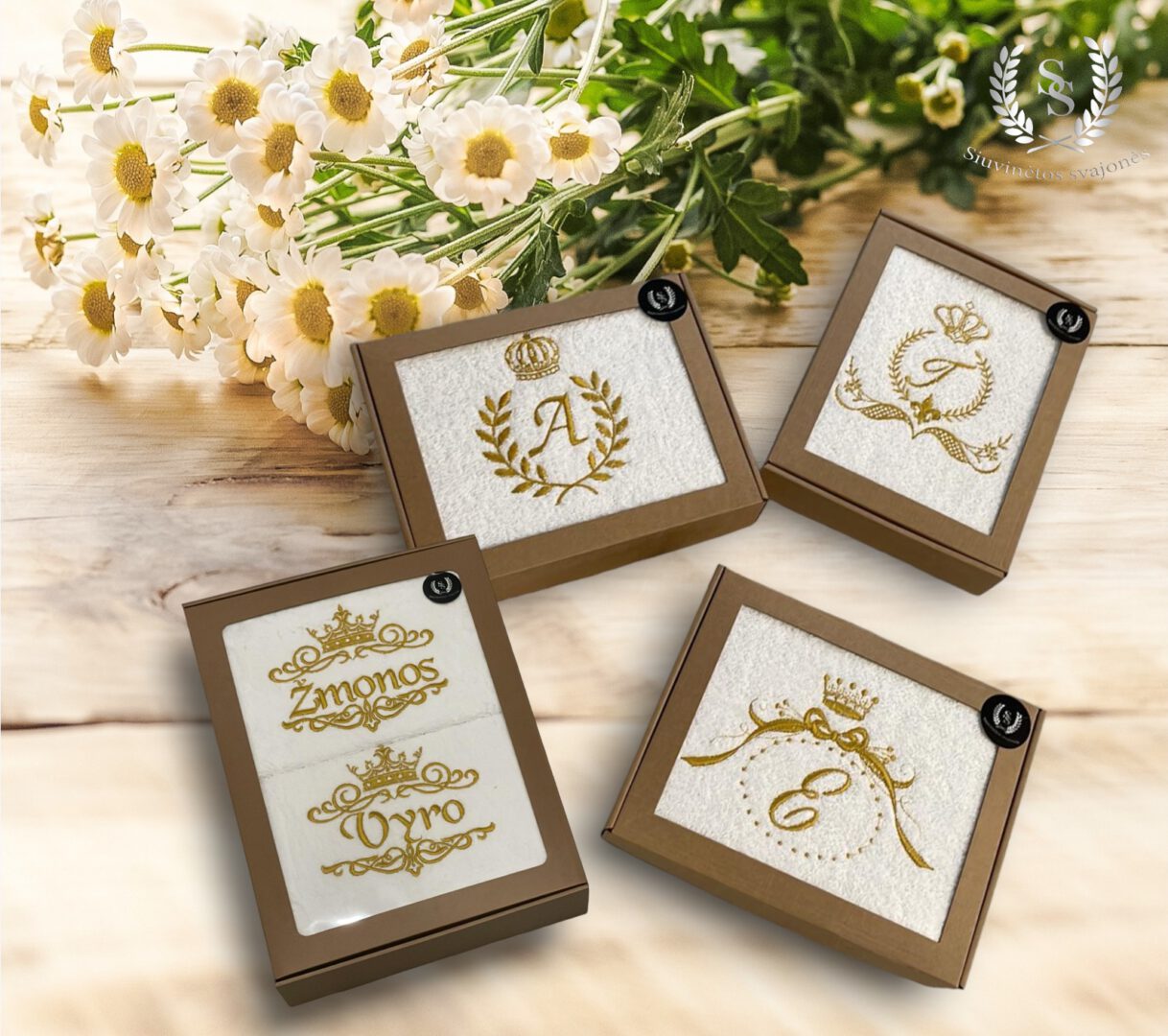 Siuvinėtos dovanos: rankšluosčiai, pagalvėlės, prijuostės, krepšiai ir kt.