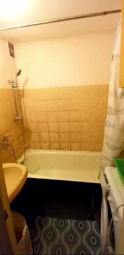 Parduodamas 1kamb.su holu butas