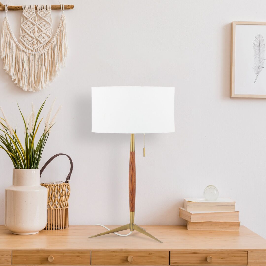 Stalinė lempa su patraukiamu jungikliu.