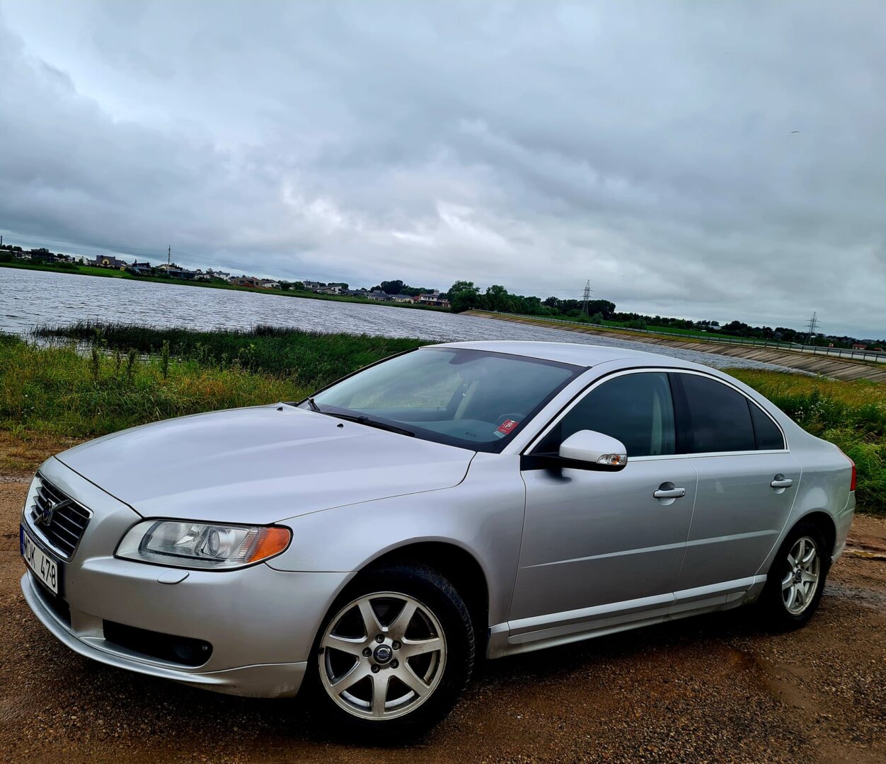 Automobilių, mikroautubusų, vilkikų, puspriekabių nuoma LIETUVOJE