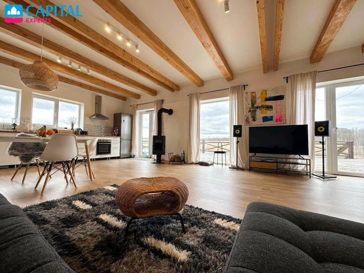 Parduodama jauki sodyba šalia tvenkinio.