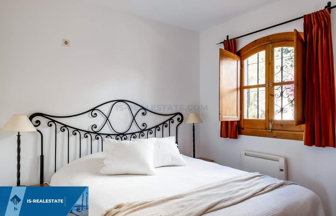 Parduodamas 4 kambarių namas su vaizdu į jūrą Ispanijoje, Malaga provincijoje, Nerja mieste.