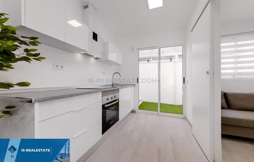 Parduodamas 4 kambarių namas Ispanijoje