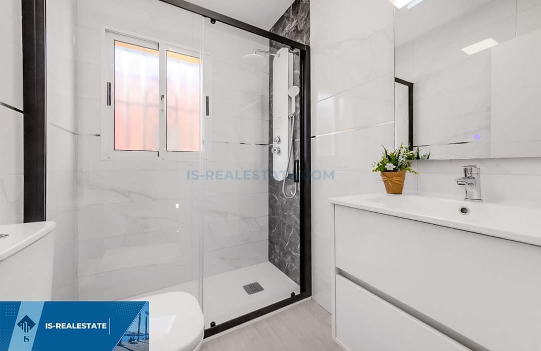 Parduodamas 4 kambarių namas Ispanijoje