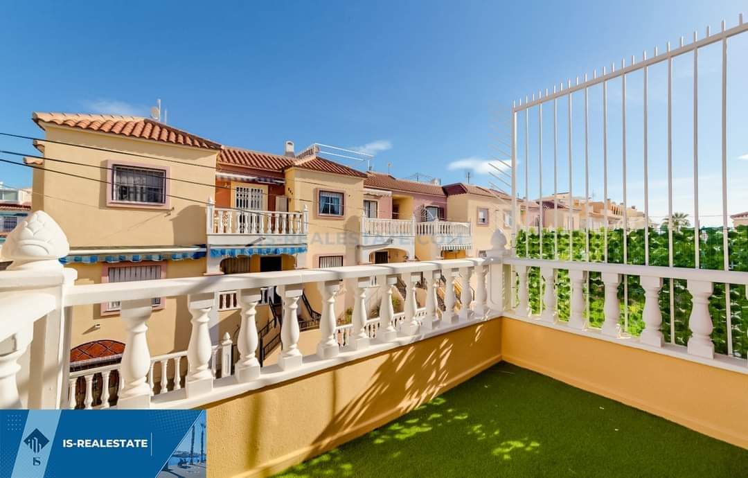 Parduodamas 4 kambarių namas Ispanijoje