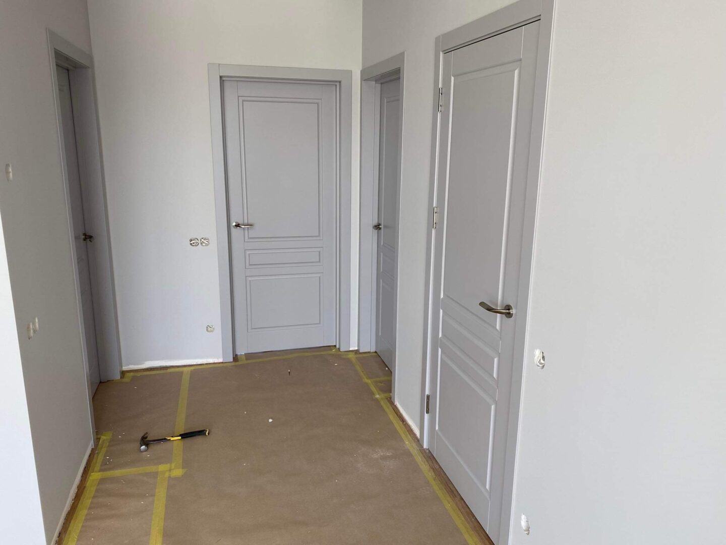 Durų, grindjuosčių, laminato montavimas