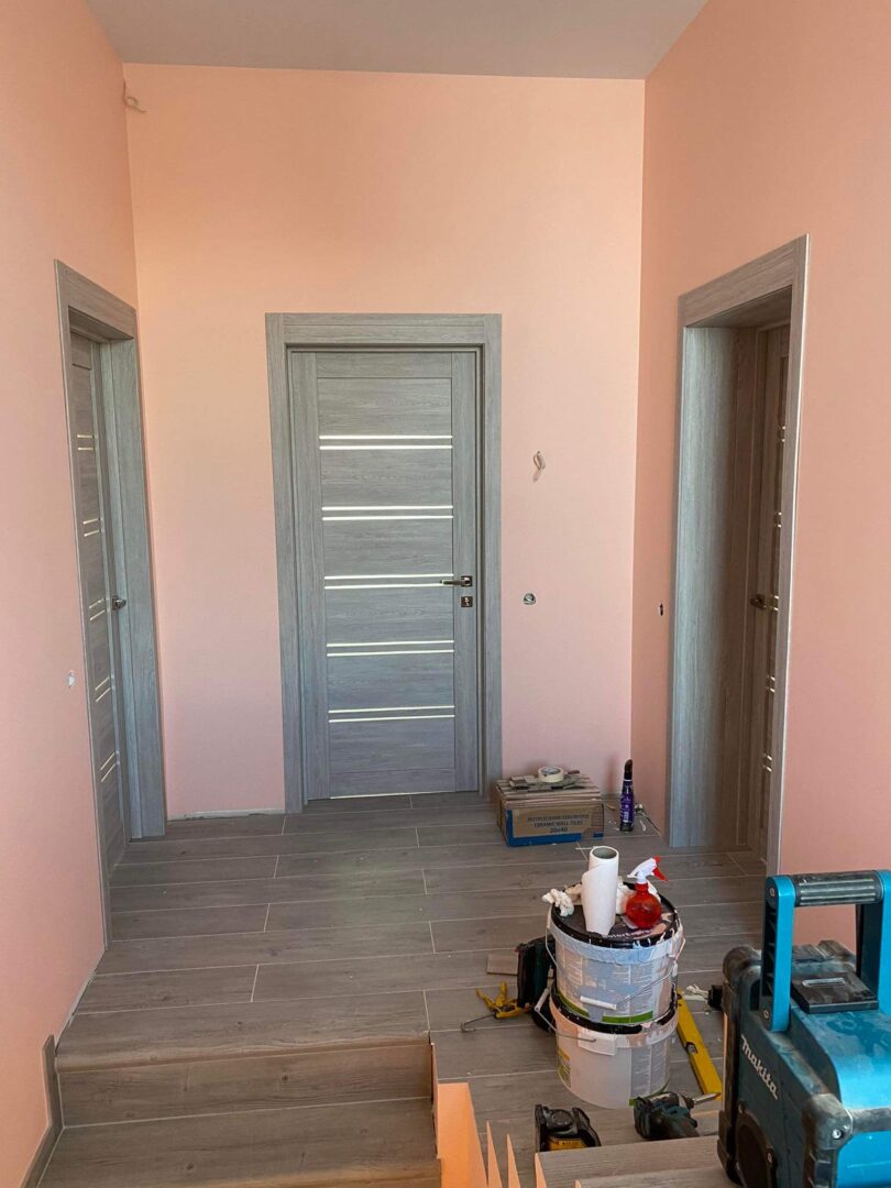 Durų, grindjuosčių, laminato montavimas