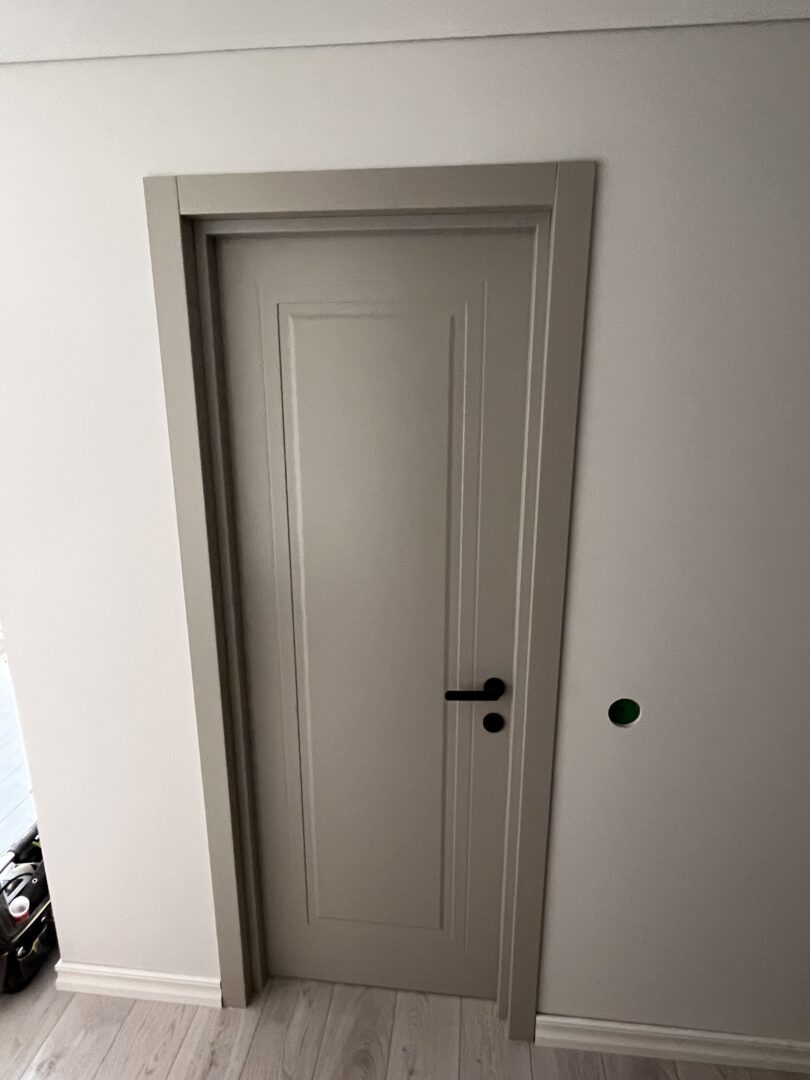 Durų, grindjuosčių, laminato montavimas