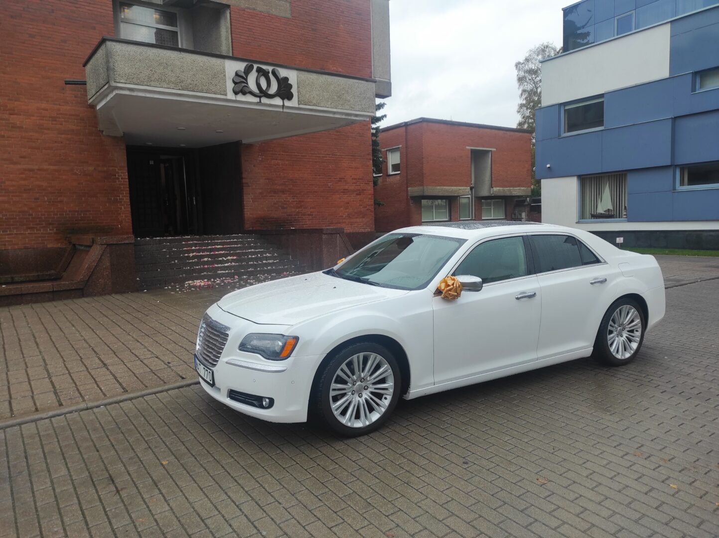 Nuomojamas automobilis su vairuotoju /privatus pervežimai/transportas šventėms