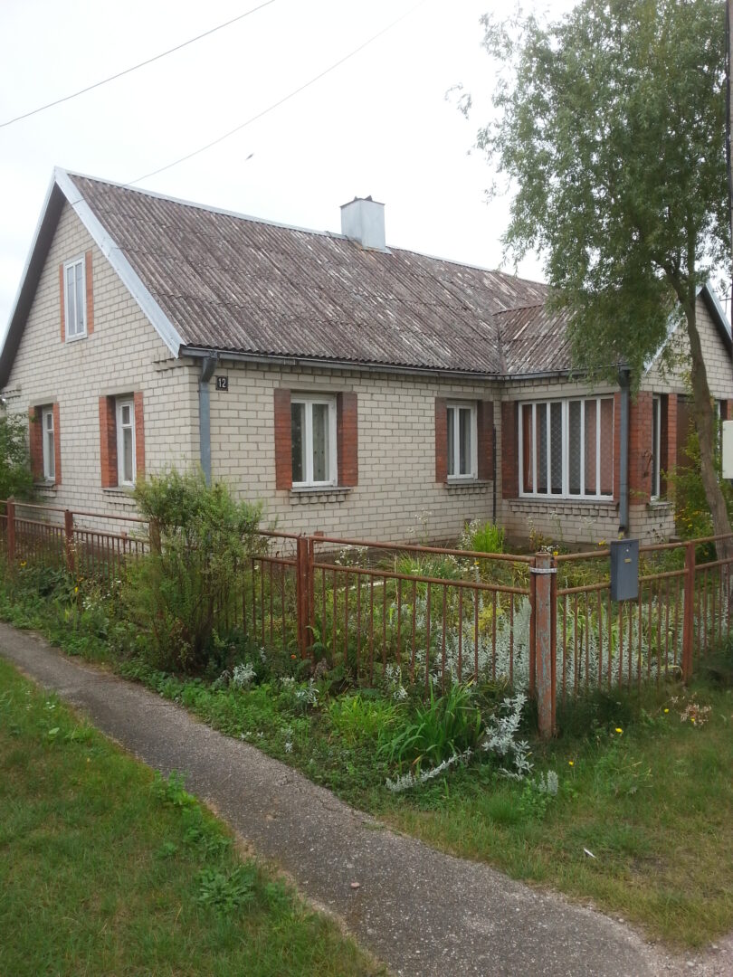 Parduodama namo dalis.