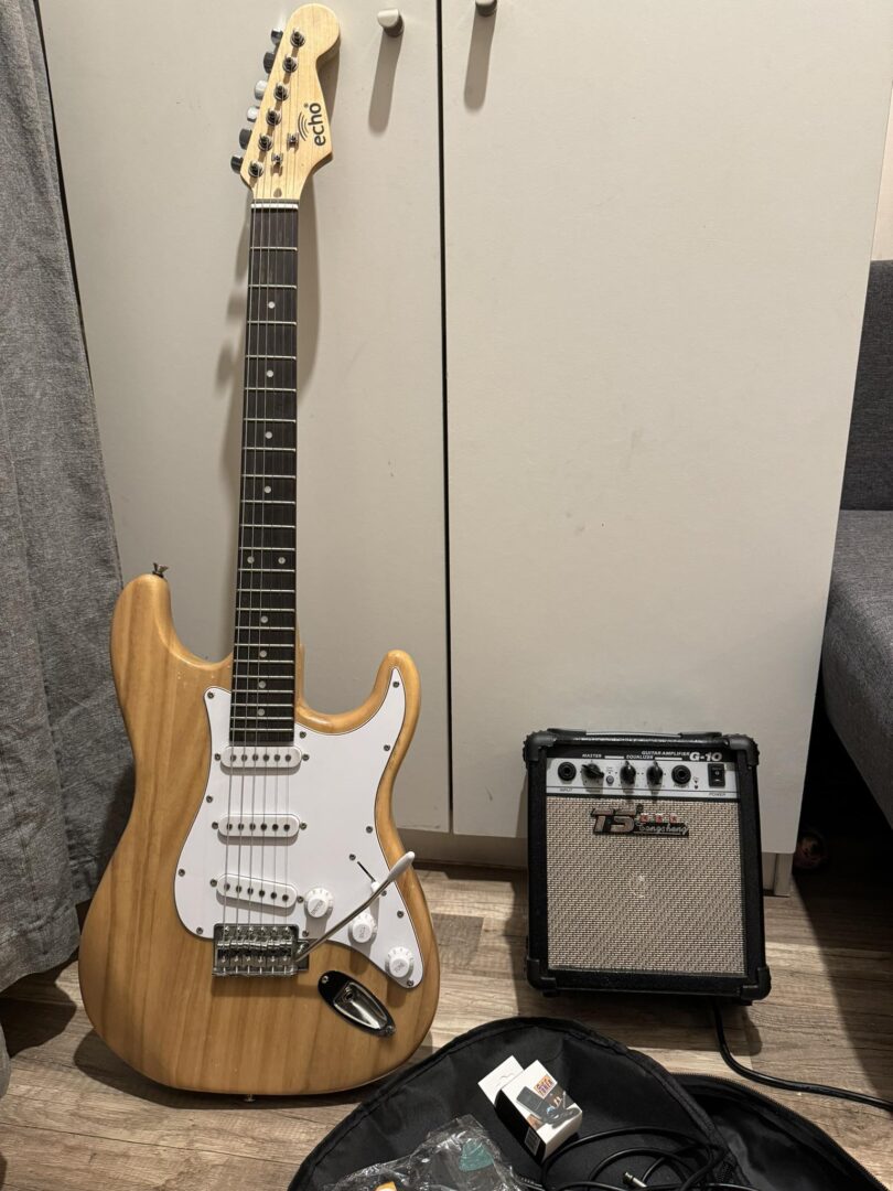 Parduodu elektrinę gitarą su kolonėle, komplektas 120€