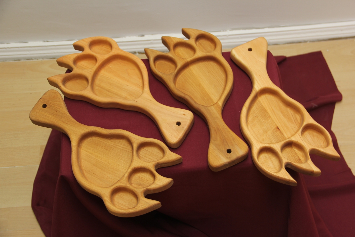 Šis išskirtinio dizaino medinis užkandžių padėklas