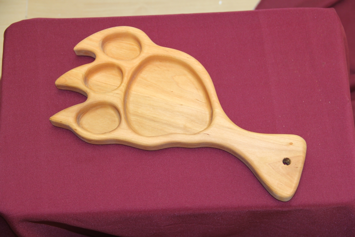 Šis išskirtinio dizaino medinis užkandžių padėklas