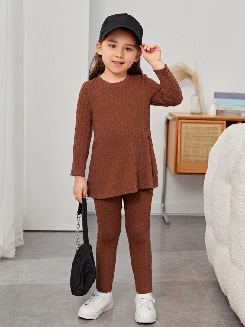 Rudos spalvos kostiumėlis